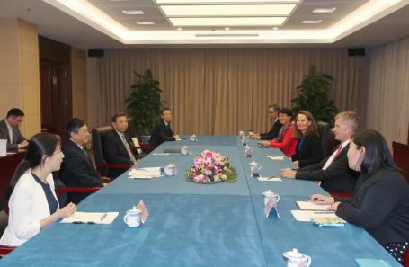 Huang Runqiu and Erik Solheim meeting roundtable