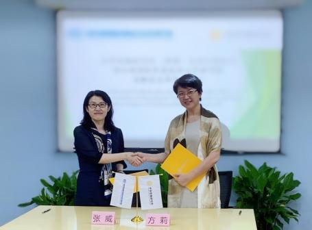 Dr. FANG Li, Country Director of WRI China, signs an MOU with ZHANG Wei, Vice President of CAITEC