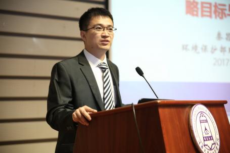Teacher Qin Changbo speaking