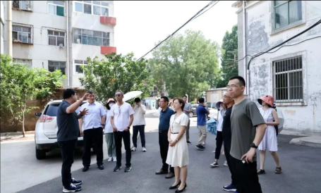 调研团与济南市政集团共同踏勘低碳改造试点社区